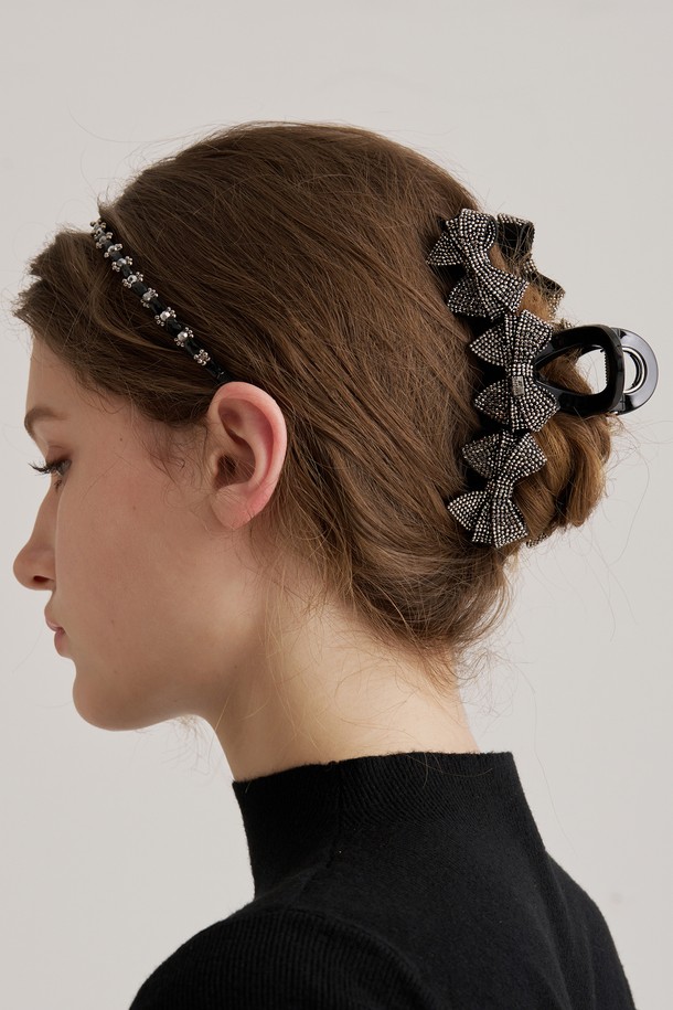 스모키 크리스탈 리본 집게핀 JP-25-101CC는 여성 고객을 위한 헤어 액세서리입니다. 크리스탈과 헤머타이트 컬러가 조화롭게 어우러져 반짝이는 디자인을 선사하며, 미니 리본 디테일과 3D 디자인으로 더욱 돋보입니다. 일상, 데이트룩, 모임룩, 파티룩 등 다양한 TPO에 활용 가능하며, 클래식, 미니멀, 로맨틱 스타일을 연출하기 좋습니다. 집게핀으로 깔끔하게 스타일링을 완성해보세요.
