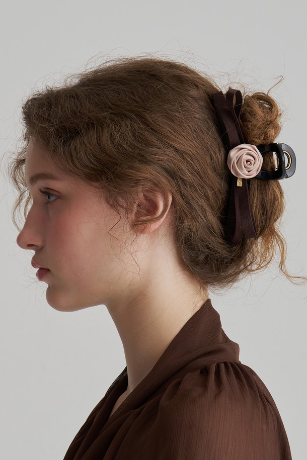 로즈 스트랩 집게핀 JP-25-107CC는 여성스러운 분위기를 연출해 주는 헤어 액세서리입니다. 아이보리, 핑크, 브라운 세 가지 색상으로 출시되어, 페미닌 스타일을 완성하는 데 도움을 줍니다. 로즈와 리본, 스트랩 장식이 3D 디자인으로 섬세하게 표현되었으며, 플라워 패턴이 돋보입니다. 데이트룩, 카페룩, 모임룩 등 다양한 TPO에 활용 가능하며 로맨틱, 클래식 스타일을 즐겨 입는 분들께 추천합니다. 특히, 선물 포장과 품질보증서가 함께 제공되어 더욱 특별합니다.
