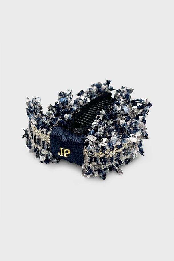 네이비와 화이트 컬러의 트위드 소재로 제작된 바나나핀 JP-25-109BA입니다. 봄, 가을, 겨울 계절에 착용하기 좋으며, 클래식한 디자인의 리본 장식이 특징입니다. 도톰한 두께감으로 고급스러운 분위기를 연출하며, 데이트룩, 모임룩, 하객룩 등 다양한 TPO에 활용할 수 있습니다. 클래식, 미니멀, 걸리시 스타일을 즐겨 입는 여성분들께 추천합니다. 일상 속에서 트위드 특유의 세련된 감성을 더해보세요.
