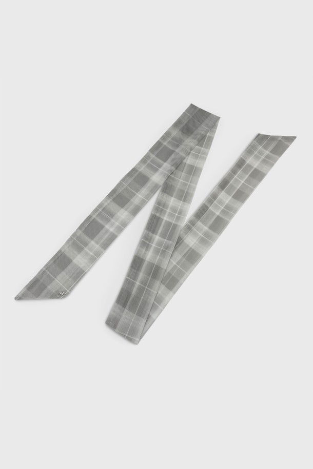 **에어리 체크 스카프 JP-25-113HB**는 여성용 스카프로, 부드러운 촉감과 얇은 두께로 봄, 여름에 착용하기 좋습니다. 캐주얼 스타일과 미니멀한 무드를 연출하며, 데일리룩에 포인트 아이템으로 활용하기 좋습니다. 그레이 컬러의 체크 패턴이 세련된 느낌을 더하며, 헤어밴드로도 사용할 수 있어 실용적입니다. 특히, 봄 소풍룩에 매치하여 산뜻하고 발랄한 분위기를 연출할 수 있습니다.
