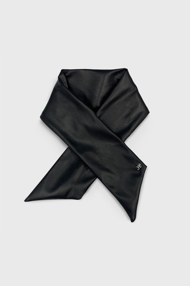 "레더 와이어 헤어 스트랩 JP-25-114P"는 클래식하고 미니멀한 스타일을 추구하는 여성을 위한 헤어 액세서리입니다. 부드러운 가죽 소재와 블랙 색상으로 어떤 옷차림에도 잘 어울립니다. 와이어가 내장되어 있어 자유로운 스타일링이 가능하며, 스트랩 형태로 간편하게 착용할 수 있습니다. 일상생활에서 세련된 포인트를 더해주는 아이템입니다. 사계절 내내 활용할 수 있는 실용적인 제품입니다.
