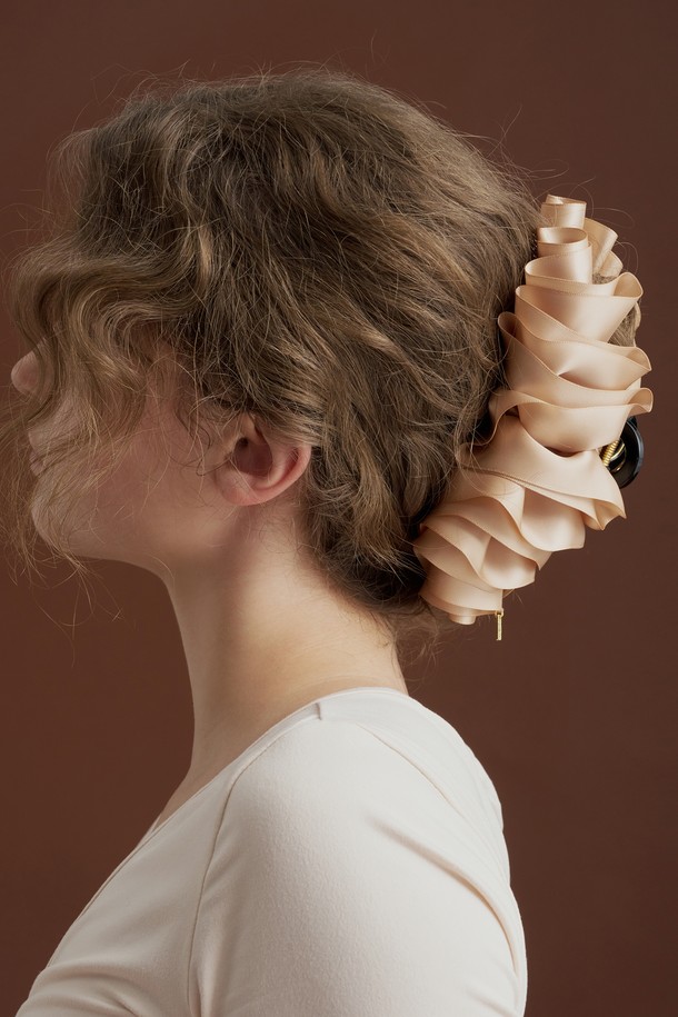 베이지 컬러의 크루아상 형태 디자인이 돋보이는 "크루아상 집게핀 JP-25-116CC"입니다. 플라스틱 소재로 제작되었으며, 빅사이즈로 풍성한 볼륨감을 선사하여 올림머리 연출 시 두상 커버 효과를 줍니다. 우아하고 클래식한 스타일을 연출하며, 무지 디자인으로 미니멀한 매력을 더합니다. 모임룩, 데이트룩 등 다양한 TPO에 활용 가능하며, 사계절 내내 착용할 수 있는 실용적인 헤어 액세서리입니다.
