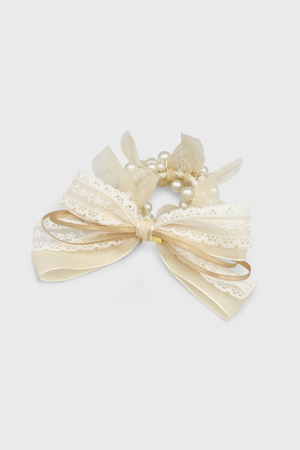 진주 리본 윙 포니테일 JP-25-117P는 여성의 페미닌하고 엘레강스한 스타일을 완성해 줄 포니테일입니다. 아이보리, 베이지 컬러의 오간자, 레이스 소재가 조화롭게 어우러져 섬세하고 로맨틱한 분위기를 연출합니다. 윙 디테일과 진주 장식, 리본 포인트가 돋보이며, 데이트룩, 모임룩, 소개팅룩 등 다양한 TPO에 활용 가능합니다. 클래식하면서도 여성스러운 스타일을 선호하는 분들께 추천합니다.
