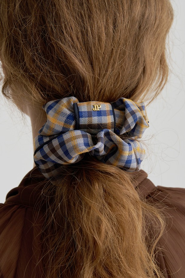 덴스 체크 스크런치 JP-25-118S는 캐주얼 스타일의 여성용 스크런치입니다. 블루와 베이지 컬러의 면 소재로 제작되었으며, 톡톡한 촉감이 특징입니다. 체크 패턴과 리본 디자인 장식이 더해져 사랑스러운 분위기를 연출합니다. 헤어타이나 머리끈으로 활용하여 일상 속에서 간편하게 헤어스타일을 연출할 수 있습니다.
