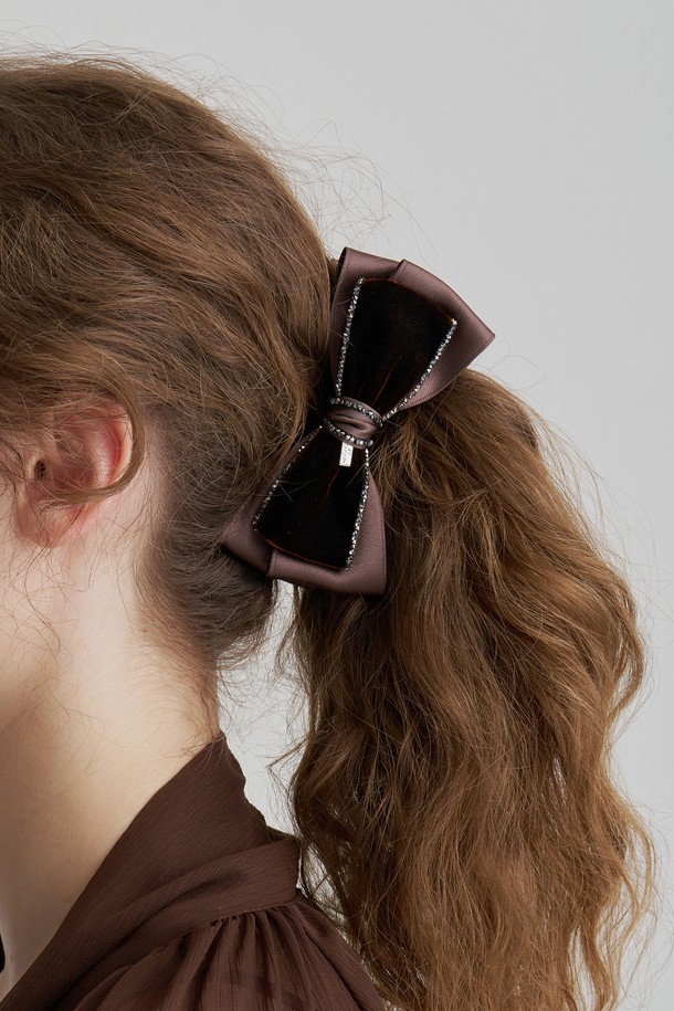 캘리 벨벳 리본 바나나핀 JP-25-121BA는 여성스러운 헤어 스타일링을 완성해 줄 고급 액세서리입니다. 부드러운 벨벳 소재와 블랙, 브라운 두 가지 색상으로 제공되어 우아하고 클래식한 분위기를 연출합니다. 리본과 오스트리아 크리스탈 장식이 더해져 돋보이는 디자인을 자랑하며, 바나나핀 타입으로 간편하게 착용할 수 있습니다. 모임룩, 데이트룩과 같은 TPO에 활용하여 로맨틱하고 미니멀한 스타일을 완성해 보세요. 사계절 내내 다양한 스타일에 매치하여 여성스러움을 더할 수 있습니다.
