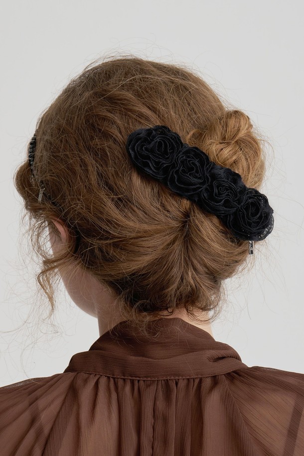 컬리 로즈 악어 집게핀 JP-25-123CC는 여성용 헤어 액세서리로, 페미닌한 스타일을 연출하기 좋습니다. 블랙과 로즈 컬러의 레이스 소재에 플라워 패턴과 장미 모티브, 악어 집게 디자인이 더해져 로맨틱하고 클래식한 분위기를 자아냅니다. 데이트룩이나 모임룩에 포인트를 줄 수 있으며, 사계절 내내 착용하기 좋습니다. 집게 기능으로 머리카락을 간편하게 정리할 수 있습니다.
