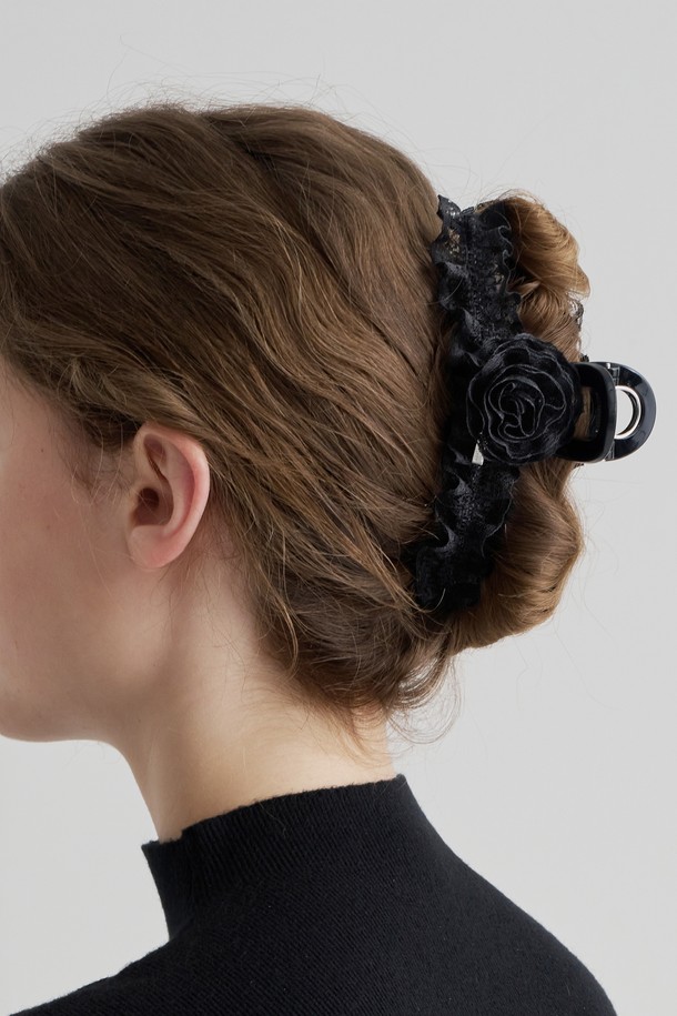 컬리 로즈 집게핀 JP-25-124CC는 여성스러운 분위기를 연출하는 헤어 액세서리입니다. 블랙 컬러의 레이스와 로즈(장미) 디자인 장식이 엘레강스한 스타일을 더합니다. 일상, 데이트룩, 모임룩, 파티룩에 잘 어울리며, 클래식, 로맨틱, 걸리시 무드를 연출합니다. 장미 디테일과 집게핀 타입으로 제작되어 착용이 간편합니다.
