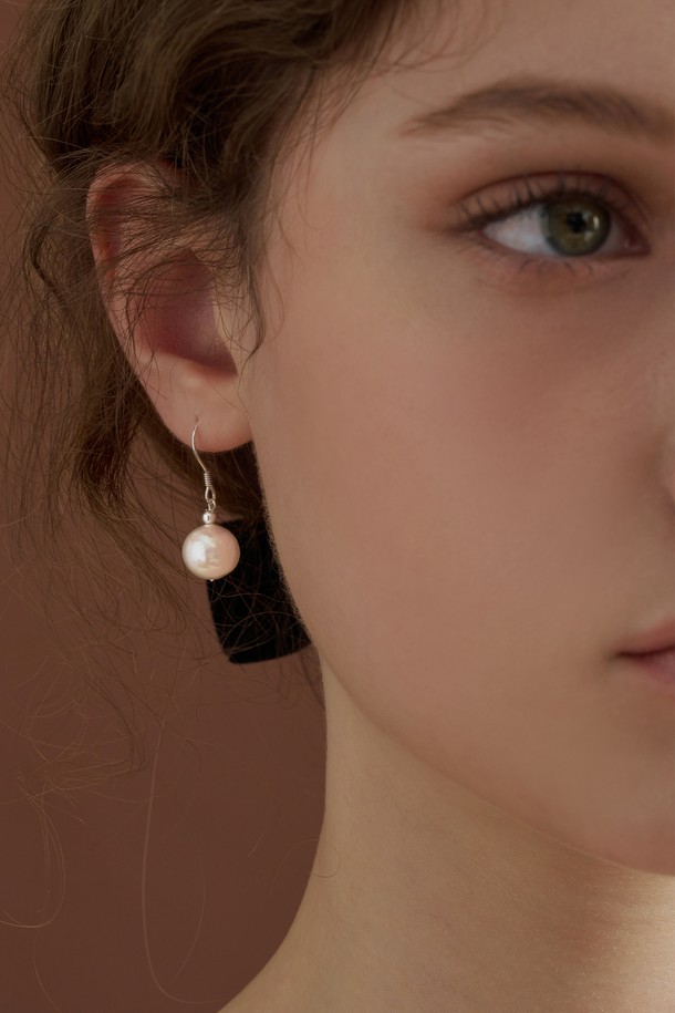 [SILVER] 퓨어 펄 후크 귀걸이 JS-25-017E는 여성스러움과 우아함을 더해줄 귀걸이입니다. 실버 소재에 화이트 담수 진주가 더해져 페미닌하고 로맨틱한 분위기를 연출합니다. 데일리룩, 일상복, 모임룩 등 다양한 TPO에 활용하기 좋으며, 심플한 디자인으로 어떤 스타일에도 잘 어울립니다. 후크형으로 착용이 간편하며, 클래식, 미니멀, 로맨틱 스타일을 즐겨 입는 분들께 추천합니다.
