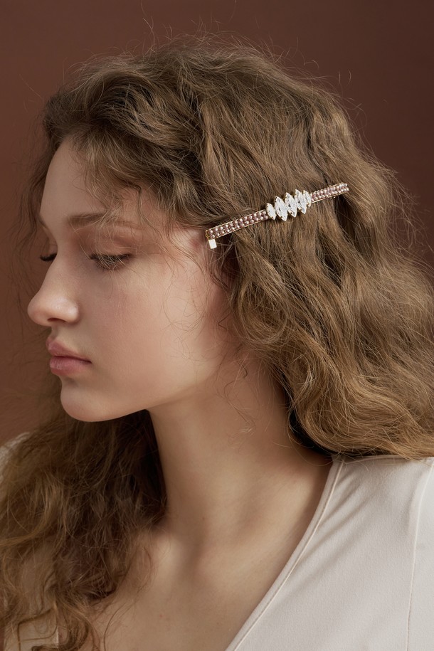 티스 크리스탈 자동핀 LFAC0412는 우아하고 엘레강스한 스타일을 연출하는 여성 헤어핀입니다. 오발 쉐입의 크리스탈 장식이 빛나는 자동핀 타입으로, 일상 및 모임룩에 모두 잘 어울립니다. 실버와 크리스탈 컬러의 조화가 돋보이며, 크리스탈과 메탈 소재로 제작되었습니다. 미니멀, 클래식, 로맨틱 스타일을 선호하는 분들께 추천합니다. 파스텔톤 컬러로 은은한 분위기를 더해줍니다.
