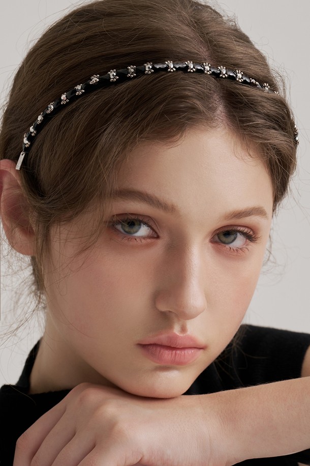 르브론 비즈 헤어밴드 LFHB0776은 우아하고 엘레강스한 스타일을 연출하기에 좋은 여성 헤어밴드입니다. 실버 컬러의 얇은 두께로 제작되어 사계절 내내 착용 가능하며, 움직이는 비즈와 크리스탈 장식이 포인트입니다. 데이트룩, 모임룩, 파티룩 등 다양한 TPO에 활용하여 클래식, 미니멀, 로맨틱 무드를 더할 수 있습니다. 돋보이는 디자인으로 당신의 스타일을 더욱 특별하게 만들어 보세요.
