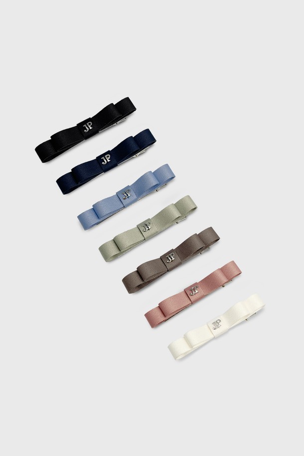 사랑스러운 리본 디자인과 아이스크림 컬러감이 돋보이는 팝핑 리본 옆집게핀 JP-25-011CC로, 페미닌하고 캐주얼한 스타일을 완성해보세요. 에폭시 소재로 제작되었으며, 블랙, 네이비, 블루, 올리브, 브라운, 핑크, 아이보리 등 다양한 컬러 옵션을 제공하여 레이어드하여 연출하기 좋습니다. 헤어 스타일링에 포인트를 더하고, 선물 포장도 제공되는 여성용 옆집게핀입니다.
