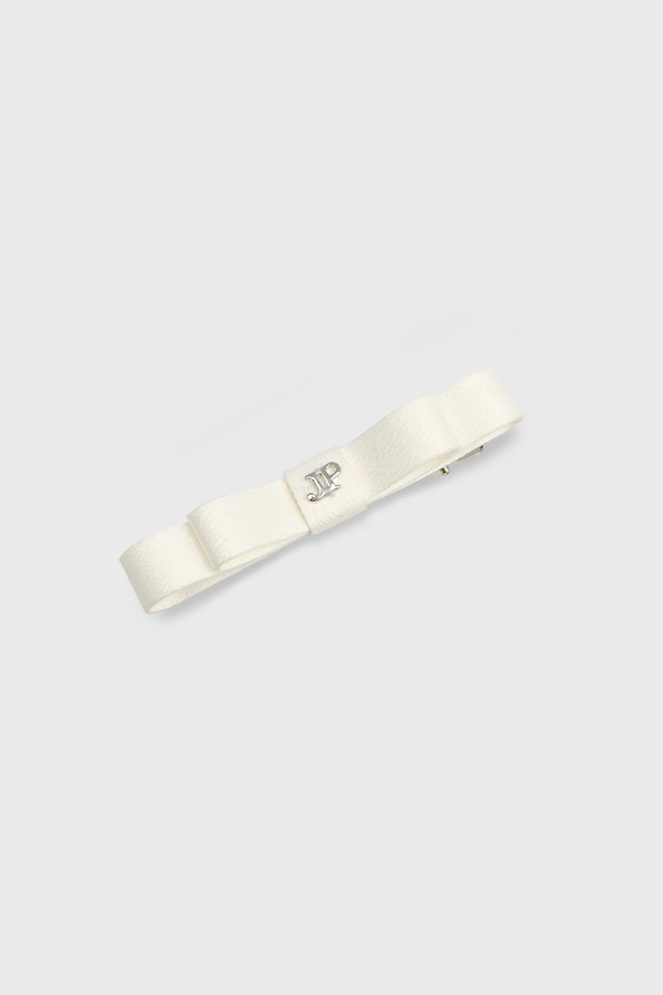 사랑스러운 리본 장식이 돋보이는 팝핑 리본 옆집게핀 JP-25-011CC로, 블랙, 네이비, 블루 등 다양한 아이스크림 컬러감으로 구성되어 있습니다. 플라스틱 소재로 제작되었으며, 데일리룩에 포인트를 더해줄 캐주얼하면서도 페미닌한 무드의 헤어 액세서리입니다. 옆집게핀 타입으로 레이어드하여 스타일링하기 용이하며, 사계절 내내 활용할 수 있습니다.
