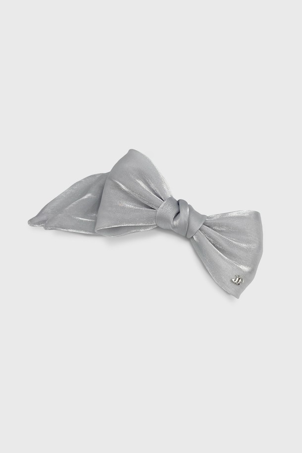 여성스러움을 더하는 글로잉 언발 리본핀 JP-25-013AB는 은은한 반짝임과 부드러운 분위기를 선사합니다. 파스텔 컬러와 언발란스 디자인이 돋보이며, 오간자 소재의 리본과 글로잉 장식이 특징입니다. 데일리룩에 포인트를 더하고, 봄에 어울리는 페미닌 스타일을 완성해보세요.
