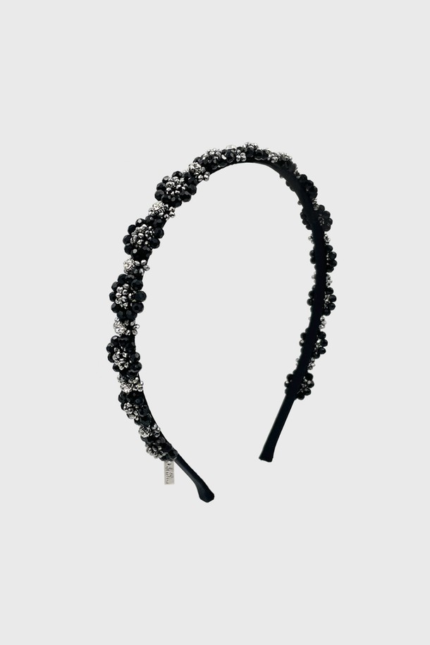 블랙 플라워 비즈 헤어밴드 JC047HB는 섬세한 디자인과 반짝이는 비즈 디테일이 돋보이는 여성용 헤어밴드입니다. 봄 시즌에 어울리는 꽃 형태의 입체적인 디자인이 화려하면서도 심플한 스타일을 연출합니다. 일상에서 포인트 액세서리로 활용하여 여성스러운 매력을 더해보세요.
