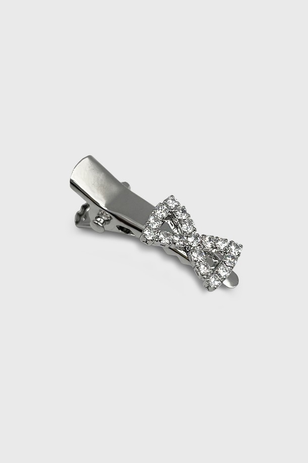 큐빅 메탈 미니 집게핀 SET (3PCS) JP-25-044CC는 여성 고객을 위한 헤어 액세서리입니다. 미니 사이즈의 실버 메탈 소재에 큐빅 장식이 더해져 데일리 스타일링에 포인트를 더하며, 집게핀 타입으로 간편하게 착용할 수 있습니다. 3PCS 세트로 제공되어 레이어드하여 다양한 스타일을 연출할 수 있습니다. 고온다습한 곳, 헤어 제품 사용 시, 충격, 목욕/사우나/수영/운동 시에는 착용에 주의해야 합니다.
