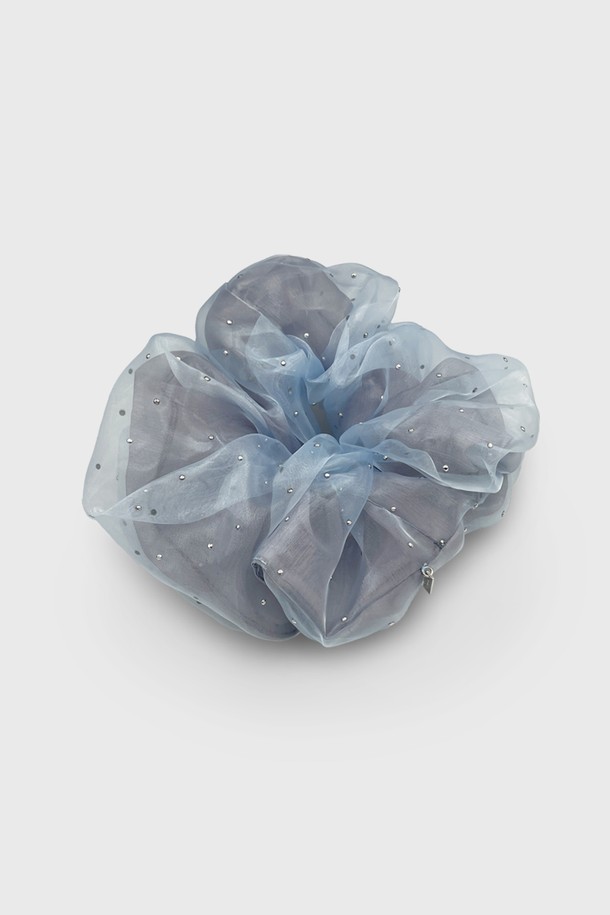 시스루 잔느 스크런치 JP-25-053S는 시스루 소재로 제작되어 몽환적인 분위기를 자아내는 여성용 스크런치입니다. 화이트, 블루, 네이비, 블랙 4가지 색상으로 출시되었으며, 두 가지 소재 레이어드와 스터드/찡 장식이 더해져 부드러운 분위기를 연출합니다. 여름철 일상에서 착용하기 좋으며, 헤어 제품 사용, 고온다습한 곳 보관, 입욕/사우나/수영/운동 시 착용은 피해야 합니다.
