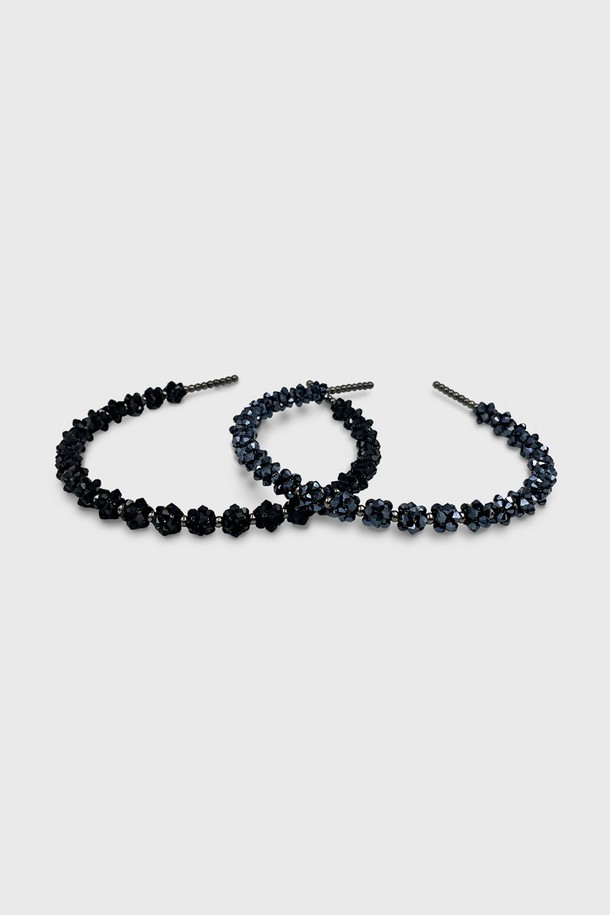 빅 청크 헤어밴드 JC050HB는 여성용 데일리 헤어 액세서리로, 여름철 시원하게 착용하기 좋습니다. Navy와 Black 두 가지 차분한 컬러로 출시되었으며, 은은한 비즈 광택이 돋보이는 디자인입니다. 비즈 장식이 고정되어 있지 않아 자유로운 연출이 가능합니다.
