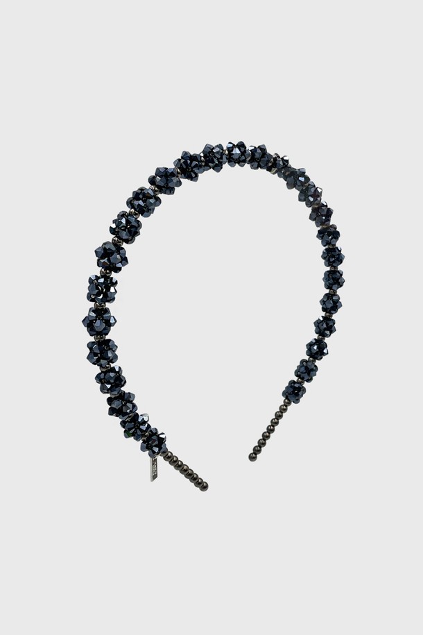 세련된 무드의 빅 청크 헤어밴드 JC050HB입니다. 네이비와 블랙 두 가지 색상으로 출시되어 데일리룩에 포인트를 더하며, 은은한 비즈 광택이 고급스러운 느낌을 선사합니다. 비즈 장식은 고정되어 있지 않아 움직임에 따라 다채로운 매력을 뽐내며, 사계절 부담 없이 착용할 수 있습니다.
