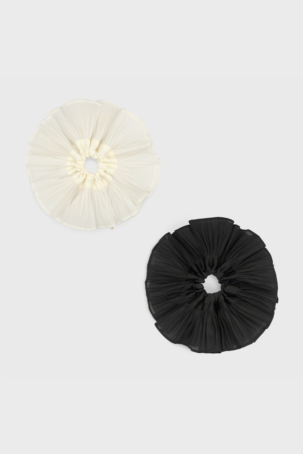 아코디언 와이드 스크런치 JP-25-087S는 여성들을 위한 헤어 액세서리입니다. 블랙과 아이보리 두 가지 색상으로 제공되며, 무지 패턴의 와이드 디자인으로 풍성한 볼륨감을 선사하여 우아한 스타일을 연출합니다. 데이트룩, 클래식, 미니멀, 로맨틱 스타일 연출에 활용하기 좋으며, 포인트 스타일링으로 개성을 더할 수 있습니다. 헤어 제품 사용 시 착용을 피하고, 고온다습한 곳, 충격, 물에 닿는 것을 주의하여 관리해야 합니다.
