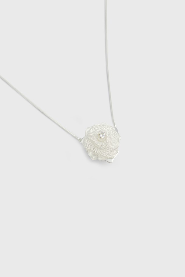 "로즈 슬라이드 목걸이 JB-25-003N"은 여성스러운 매력을 더해줄 실버 컬러의 목걸이입니다. 금속 소재로 제작되었으며, 우아하고 클래식한 무드를 연출합니다. 로즈 모티브 디자인이 돋보이며, 슬라이드 방식으로 길이 조절이 가능하여 데일리룩과 모임룩에 다양하게 활용할 수 있습니다. 특히 웨딩 및 브라이덜 컬렉션으로, 로맨틱하고 미니멀한 스타일을 선호하는 분들께 추천합니다.
