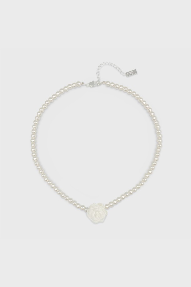 아이보리 컬러의 로즈 펄 목걸이 JB-25-005N입니다. 진주 소재에 로즈 모티브 디자인으로 페미닌한 스타일을 연출합니다. 데이트룩이나 모임룩에 매치하여 클래식, 로맨틱, 미니멀 무드를 더할 수 있습니다. 단단한 로즈 모티브 장식이 돋보이며, 선물 포장과 보증서를 함께 제공합니다. 헤어 제품, 고온다습한 환경, 입욕, 운동 시에는 착용을 피해주시고, 사용 후에는 부드러운 천으로 닦아 관리하세요.
