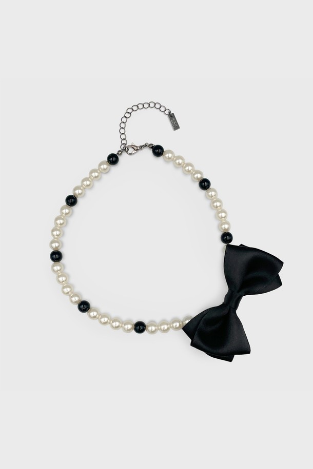 모노 리본 진주 목걸이 JB-25-007N은 블랙과 아이보리 진주를 규칙적으로 엮어 여성스러운 분위기를 연출하는 목걸이입니다. 페미닌하고 키치한 스타일을 원하는 분들께 적합하며, 데이트룩과 모임룩에 포인트를 더해줍니다. 클래식, 로맨틱, 미니멀 스타일을 즐겨 입는 분들께 추천하는 브라이덜 컬렉션 제품입니다. 헤어 제품 사용 시 착용을 금하고, 사용 후 부드러운 천으로 닦아 보관하여 오랫동안 아름다움을 유지하세요. 입체적인 부분과 충격에 주의하여 소중하게 관리해주시기 바랍니다.
