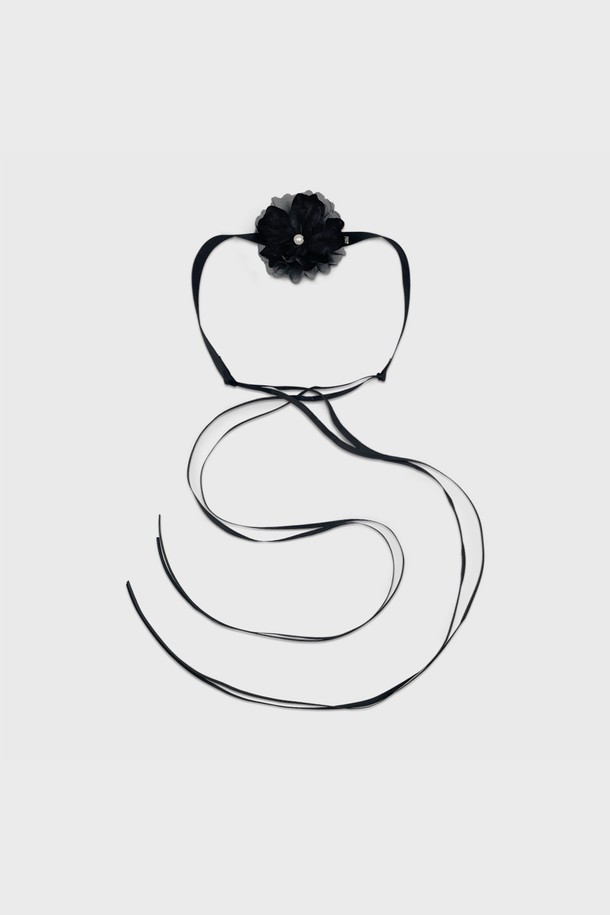 "페탈 플라워 스트랩 초커 JB-25-009N"은 여성스러운 매력을 극대화하는 초커입니다. 쉬어 소재에 섬세한 플라워 패턴이 돋보이며, 롱 스트랩으로 다양한 스타일을 연출할 수 있습니다. 엘레강스하고 우아한 분위기를 자아내며, 웨딩, 파티룩, 모임룩 등 특별한 날에 포인트를 더해줍니다. 입체적인 디자인으로 목선을 아름답게 강조하며, 포니테일 연출 시 더욱 돋보입니다. 블랙과 아이보리 두 가지 컬러로 출시되어, 취향에 맞게 선택할 수 있습니다.
