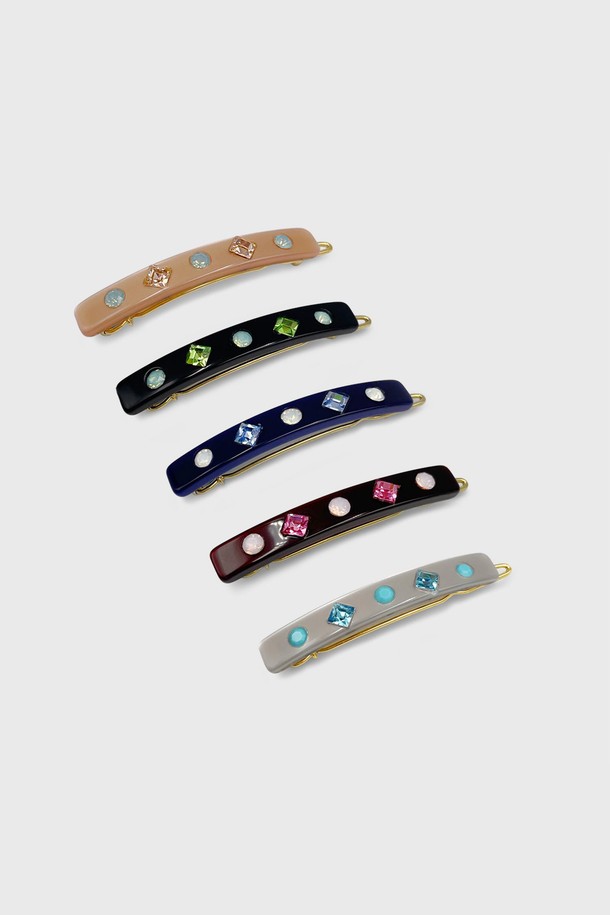 다이아 크리스탈 똑핀 DESL031-1은 팝 스타일의 헤어핀/똑딱핀입니다. 오스트리아 크리스탈이 세팅되어 화려함을 더하며, 데이트룩, 클래식, 미니멀, 걸리시 스타일에 잘 어울립니다. 그레이, 피치, 와인, 네이비, 블랙 5가지 색상으로 출시되었습니다. 셀룰로오즈 소재로 제작되었으며, 보증서와 선물 포장으로 구성됩니다. 알코올, 헤어 제품/스프레이, 고온다습한 곳, 입체 부분 개폐, 착용 중 충격, 목욕/사우나/수영/운동 시에는 주의하여야 합니다.
