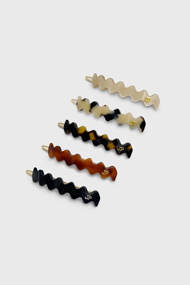 루시드 웨이브 셀룰로오즈 똑핀 DESL055-0는 여성용 헤어핀으로, 클래식하고 미니멀한 스타일을 연출합니다. 브라운 컬러의 셀룰로오즈 소재로 제작되었으며, 은은한 광택이 특징입니다. 롱 타입 디자인에 웨이브 패턴과 장식이 더해져 세련된 느낌을 줍니다. 일상 속에서 간편하게 사용할 수 있으며, 알코올 성분에 주의하여 관리해야 합니다.
