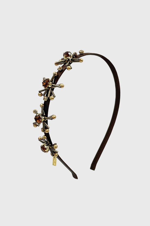 브랜치 크리스탈 헤어밴드 LFHB0453은 우아한 스타일을 연출하는 여성용 헤어 액세서리입니다. 나뭇가지 모티브에 크리스탈 장식이 돋보이며, 브라운과 블랙 두 가지 색상으로 제공되어 다양한 스타일에 매치하기 좋습니다. 일상, 데이트룩, 모임룩, 파티룩 등 TPO에 구애받지 않고 클래식, 로맨틱, 미니멀 무드를 표현할 수 있습니다. 장폴클라리쎄 전용 제품으로, 선물 포장으로 제공되어 소중한 분에게 선물하기에도 좋습니다. 고온다습한 곳 보관과 헤어 제품 사용에 주의하여, 오랫동안 아름다움을 유지할 수 있습니다.
