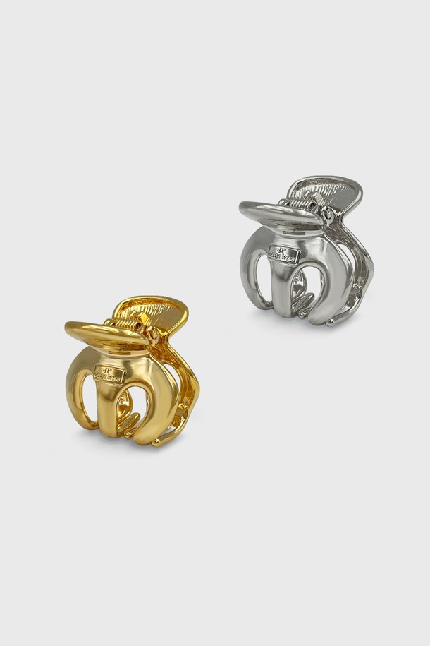 실버 컬러의 솔리드 메탈 항아리 집게핀 JP-25-068CC입니다. 유광 메탈 소재로 제작되어 은은하게 빛나며, 유려한 곡선과 깔끔한 디자인이 돋보입니다. 미니멀하고 클래식한 스타일로, 데이트룩, 모임룩 등 다양한 TPO에 시크하게 포인트를 줄 수 있습니다. 머리카락을 단정하게 정리해주는 실용적인 기능은 물론, 세련된 스타일을 완성해 줍니다. 
