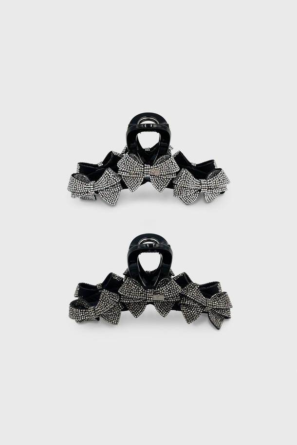 스모키 크리스탈 리본 집게핀 JP-25-101CC는 우아한 스타일을 연출하는 여성용 헤어 액세서리입니다. 크리스탈과 헤머타이트 컬러가 조화롭게 어우러져 3차원 디자인으로 섬세하게 제작되었습니다. 리본과 크리스탈 장식이 돋보이며, 데이트룩, 모임룩, 파티룩 등 다양한 TPO에 활용 가능합니다. 클래식, 로맨틱, 미니멀 스타일을 즐겨 입는 분들께 추천하며, 선물 포장 및 보증서가 함께 제공됩니다. 사용 후에는 부드러운 천으로 닦아 관리하고, 헤어 제품 사용 및 고온다습한 곳 보관은 피해주세요.
