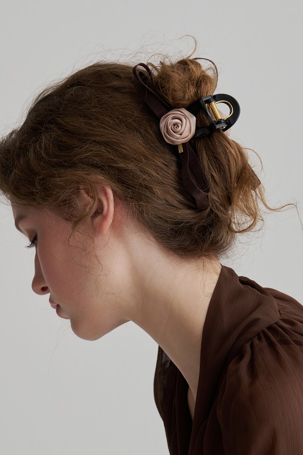 로즈 스트랩 집게핀 JP-25-107CC는 여성스러운 분위기를 연출해 주는 헤어 액세서리입니다. 아이보리, 핑크, 브라운 세 가지 색상으로 출시되어, 페미닌 스타일을 완성하는 데 도움을 줍니다. 로즈와 리본, 스트랩 장식이 3D 디자인으로 섬세하게 표현되었으며, 플라워 패턴이 돋보입니다. 데이트룩, 카페룩, 모임룩 등 다양한 TPO에 활용 가능하며 로맨틱, 클래식 스타일을 즐겨 입는 분들께 추천합니다. 특히, 선물 포장과 품질보증서가 함께 제공되어 더욱 특별합니다.
