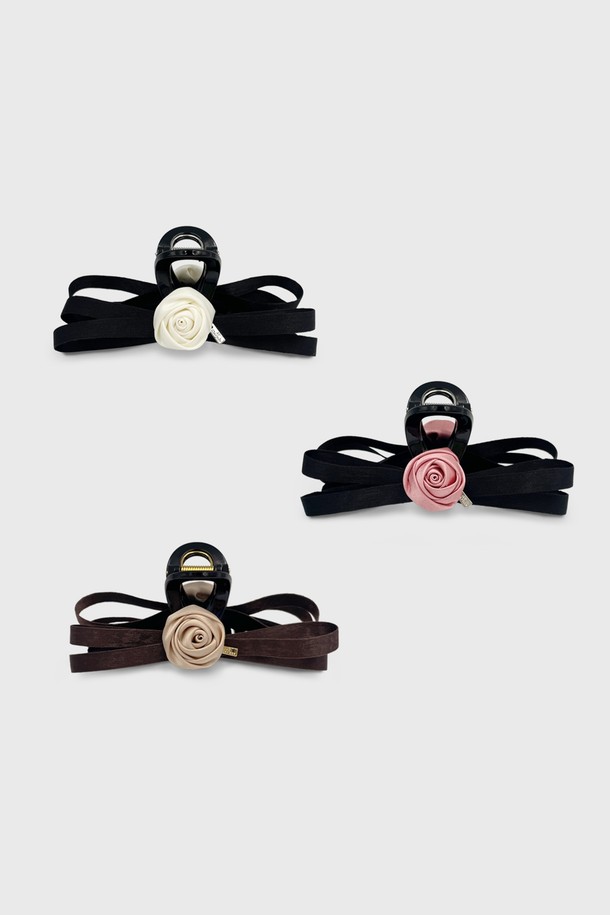 "로즈 스트랩 집게핀 JP-25-107CC"는 여성스러운 무드를 연출해주는 헤어 액세서리입니다. 아이보리, 핑크, 브라운 3가지 색상으로 제공되며, 페미닌 스타일을 완성하는 플라워 패턴과 로즈, 리본 디자인 장식이 특징입니다. 스트랩 디자인에 집게핀 타입으로 제작되어 착용이 간편하며, 3D 장식으로 입체감을 더했습니다. 데이트룩, 카페룩, 모임룩 등 다양한 TPO에 로맨틱, 걸리시, 클래식 스타일을 더해 특별함을 더해보세요. 본 제품은 선물 포장과 보증서와 함께 제공됩니다.
