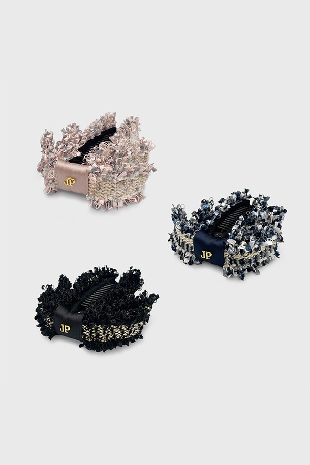 네이비와 화이트 컬러의 트위드 소재로 제작된 바나나핀 JP-25-109BA입니다. 봄, 가을, 겨울 계절에 착용하기 좋으며, 클래식한 디자인의 리본 장식이 특징입니다. 도톰한 두께감으로 고급스러운 분위기를 연출하며, 데이트룩, 모임룩, 하객룩 등 다양한 TPO에 활용할 수 있습니다. 클래식, 미니멀, 걸리시 스타일을 즐겨 입는 여성분들께 추천합니다. 일상 속에서 트위드 특유의 세련된 감성을 더해보세요.
