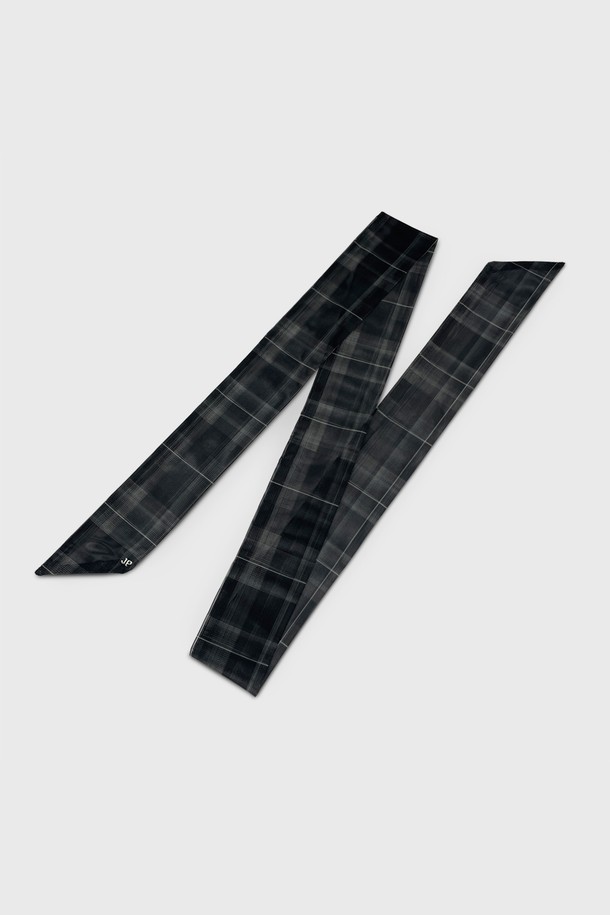 **에어리 체크 스카프 JP-25-113HB**는 여성용 스카프로, 부드러운 폴리에스테르 소재로 제작되어 봄, 여름, 가을 계절에 활용하기 좋습니다. 얇은 두께감과 은은한 체크 패턴이 특징이며, 블랙과 그레이 두 가지 색상으로 제공됩니다. 캐주얼한 스타일로, 헤어밴드 또는 스카프로 다용도 활용이 가능하여 봄 소풍룩이나 산책룩에 포인트를 더할 수 있습니다. 미니멀, 클래식 스타일을 선호하는 분들께도 추천합니다.
