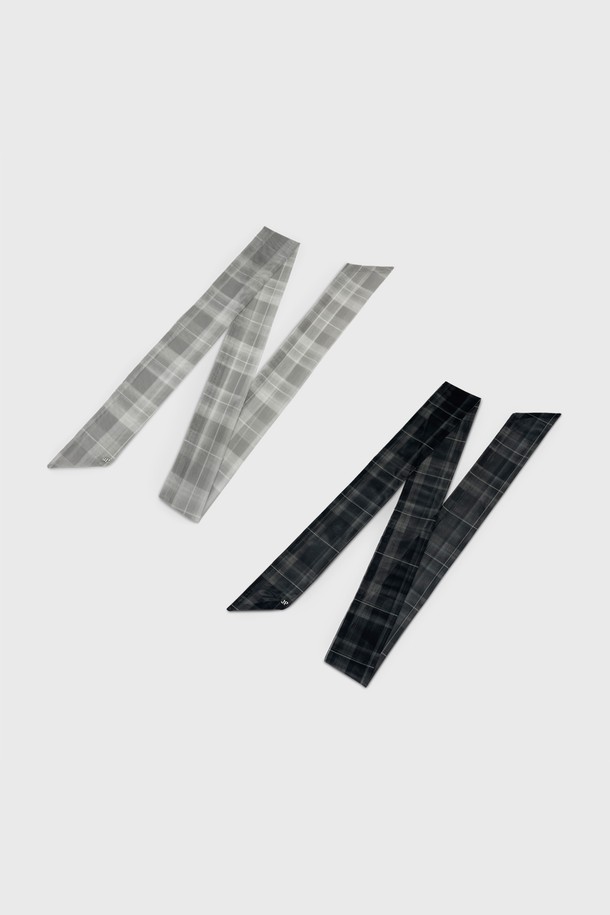 **에어리 체크 스카프 JP-25-113HB**는 여성용 스카프로, 부드러운 촉감과 얇은 두께로 봄, 여름에 착용하기 좋습니다. 캐주얼 스타일과 미니멀한 무드를 연출하며, 데일리룩에 포인트 아이템으로 활용하기 좋습니다. 그레이 컬러의 체크 패턴이 세련된 느낌을 더하며, 헤어밴드로도 사용할 수 있어 실용적입니다. 특히, 봄 소풍룩에 매치하여 산뜻하고 발랄한 분위기를 연출할 수 있습니다.
