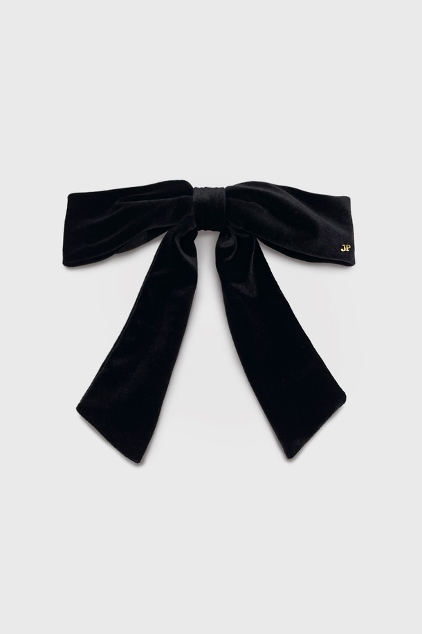 무드 벨벳 리본 자동핀 JP-25-115AB는 여성스러운 스타일을 완성하는 리본 핀입니다. 부드러운 벨벳 소재와 블랙 색상으로 제작되어 클래식하고 페미닌한 분위기를 연출합니다. 데이트룩, 모임룩 등 특별한 날에 착용하여 세련된 스타일을 더할 수 있습니다. 길게 떨어지는 리본 스트랩 디자인이 특징이며, 자동핀 방식으로 간편하게 착용 가능합니다. 미니멀한 스타일에도 포인트 아이템으로 활용하기 좋습니다.
