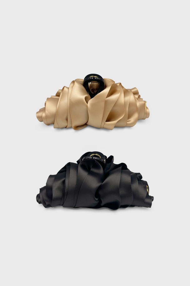 세련된 무드의 여성용 헤어 액세서리, 크루아상 집게핀 JP-25-116CC입니다. 빅사이즈로 풍성한 볼륨감을 선사하며, 블랙 컬러의 무지 디자인과 합성가죽 소재가 고급스러운 느낌을 더합니다. 크루아상 형태와 주름 디테일이 돋보이며, 집게핀 타입으로 간편하게 올림머리를 연출할 수 있습니다. 미니멀, 클래식, 걸리시 스타일을 즐기는 분들께 모임룩에 포인트를 더하는 아이템으로 추천합니다.
