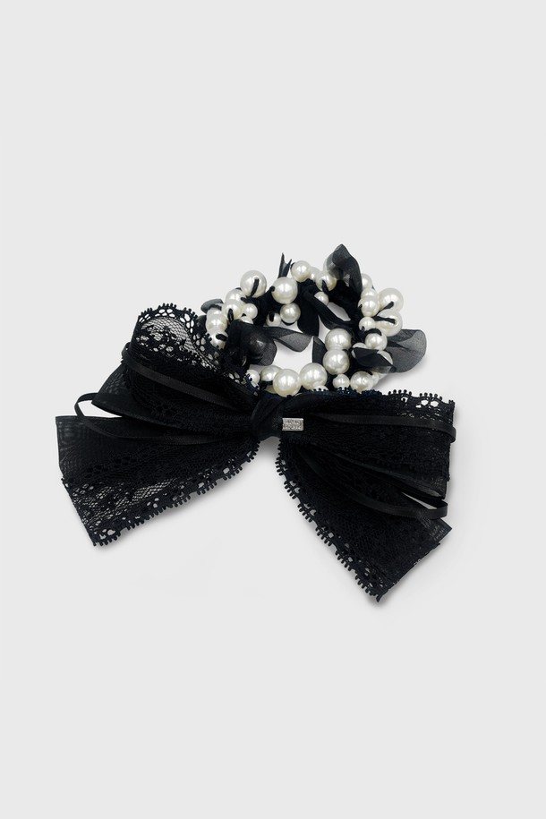 "진주 리본 윙 포니테일 JP-25-117P"는 여성스러운 매력을 더해줄 헤어 액세서리입니다. 오간자와 레이스 소재가 믹스되어 은은하면서도 고급스러운 분위기를 연출하며, 블랙 컬러로 어떤 스타일에도 잘 어울립니다. 다양한 크기의 진주 장식과 짧은 날개 형상의 오간자 디테일이 돋보이며, 포니테일 스타일에 포인트를 더해줍니다. 데이트룩, 모임룩 등 특별한 날, 로맨틱, 클래식, 걸리시 스타일을 완성하고 싶을 때 착용해보세요.
