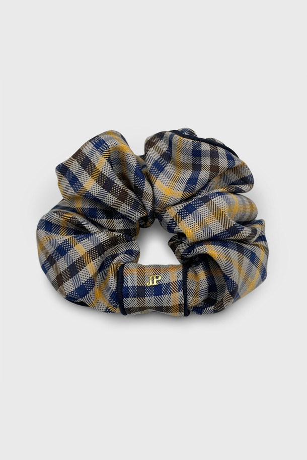 덴스 체크 스크런치 JP-25-118S는 캐주얼 스타일의 여성용 스크런치입니다. 블루와 베이지 컬러의 면 소재로 제작되었으며, 톡톡한 촉감이 특징입니다. 체크 패턴과 리본 디자인 장식이 더해져 사랑스러운 분위기를 연출합니다. 헤어타이나 머리끈으로 활용하여 일상 속에서 간편하게 헤어스타일을 연출할 수 있습니다.
