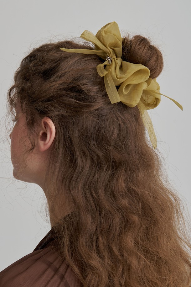 블러쉬 큐빅 스크런치 JP-25-119S는 여성스러움을 더해줄 헤어 액세서리입니다. 얇은 두께감으로 사계절 내내 부담 없이 착용 가능하며, 일상 속에서 은은한 포인트를 줄 수 있습니다. 부드럽고 가벼운 블러쉬 컬러는 차분한 분위기를 연출하며, 큐빅과 리본 장식이 걸리시하고 미니멀한 스타일을 완성합니다. 헤어 스타일에 사랑스러움을 더하고 싶을 때 이 스크런치를 활용해 보세요.
