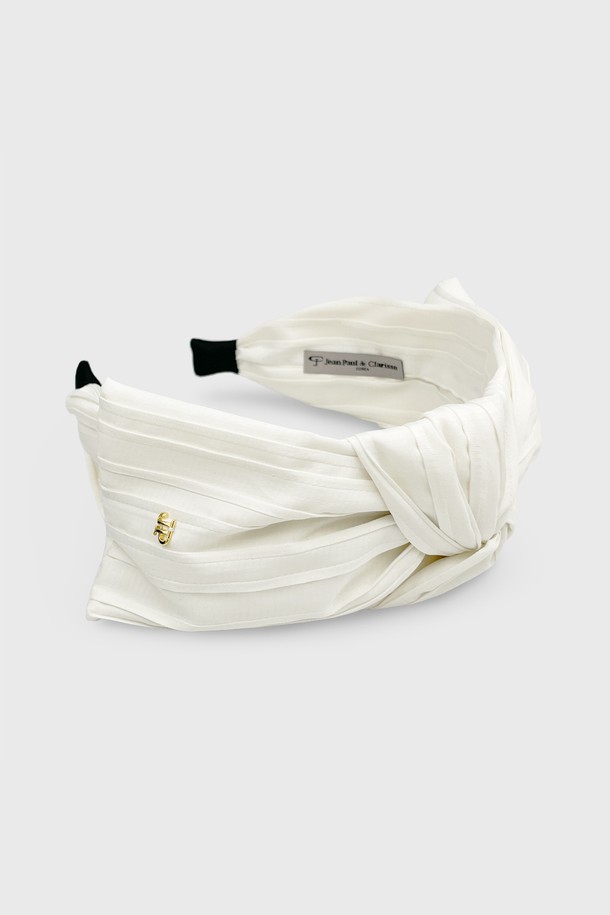 **그랑데 터번 헤어밴드 JP-25-120HB**는 부드러운 면 소재의 화이트 컬러 터번 헤어밴드입니다. 얇은 두께로 가볍게 착용 가능하며, 봄, 여름, 가을 계절에 활용하기 좋습니다. 잔잔한 스트라이프 패턴과 리본 디자인으로 캐주얼하면서도 베이직한 스타일을 연출합니다. 사이즈 조절 기능이 있어 편안하게 착용할 수 있으며, 데일리룩과 봄 소풍룩에 포인트를 더해줍니다. 미니멀한 스타일을 선호하는 여성분들께 추천합니다.
