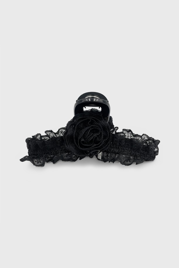 컬리 로즈 집게핀 JP-25-124CC는 여성스러운 분위기를 연출하는 헤어 액세서리입니다. 블랙 컬러의 레이스와 로즈(장미) 디자인 장식이 엘레강스한 스타일을 더합니다. 일상, 데이트룩, 모임룩, 파티룩에 잘 어울리며, 클래식, 로맨틱, 걸리시 무드를 연출합니다. 장미 디테일과 집게핀 타입으로 제작되어 착용이 간편합니다.
