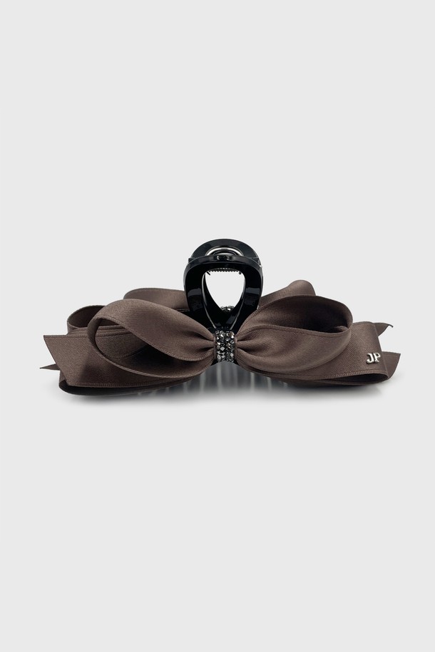 뮤티드 리본 크리스탈 집게핀 JP-25-126CC는 여성 고객을 위한 헤어핀/집게핀입니다. 블랙과 뮤티드톤의 컬러로, 사계절 모두 사용 가능한 데일리 아이템입니다. 오스트리아 크리스탈 장식과 은은한 광택이 돋보이며, 엘레강스한 스타일을 연출합니다. 고급스러운 디자인의 리본과 크리스탈 장식은 모임룩, 데이트룩에 포인트가 되어줍니다. 클래식, 로맨틱, 미니멀 스타일 모두에 잘 어울리는 집게핀입니다.
