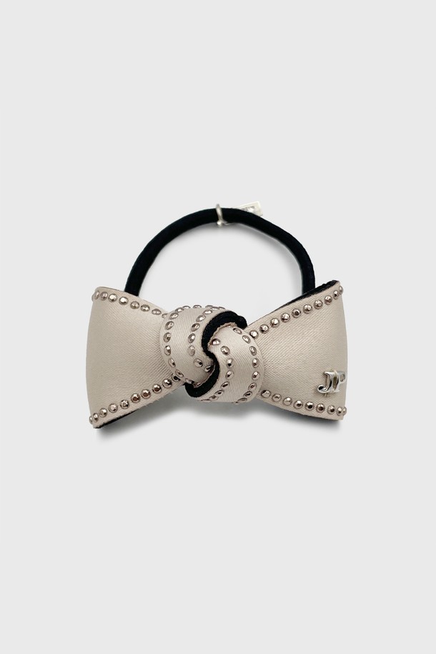 스터드 리본 포니테일 JP-25-127P는 여성스러운 스타일을 완성해 줄 헤어 액세서리입니다. 블랙과 핑크 두 가지 색상으로 제공되며, 부드러운 폴리에스테르 소재로 제작되어 사계절 내내 착용하기 좋습니다. 포니테일 타입으로 간편하게 연출 가능하며, 스터드 장식과 리본 디테일이 엘레강스한 무드를 더합니다. 데이트룩, 모임룩, 소개팅룩 등 다양한 TPO에 활용하여 클래식, 미니멀, 로맨틱 스타일을 연출해보세요.
