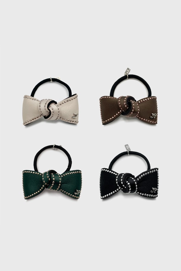 스터드 리본 포니테일 JP-25-127P는 여성스러운 스타일을 완성하는 포니테일 액세서리입니다. 리본 형태 디자인에 가장자리에 스터드/찡 장식이 더해져 걸리시하고 클래식한 무드를 선사합니다. 탄탄한 소재감으로 제작되어 밋밋한 헤어스타일에 포인트를 주고 싶을 때, 데이트룩, 모임룩 등 특별한 날 연출하기 좋습니다. 블랙 컬러의 무지 디자인으로 어떤 스타일에도 쉽게 매치하여 미니멀하면서도 세련된 분위기를 연출할 수 있습니다. 사계절 내내 활용 가능한 실용적인 아이템입니다.
