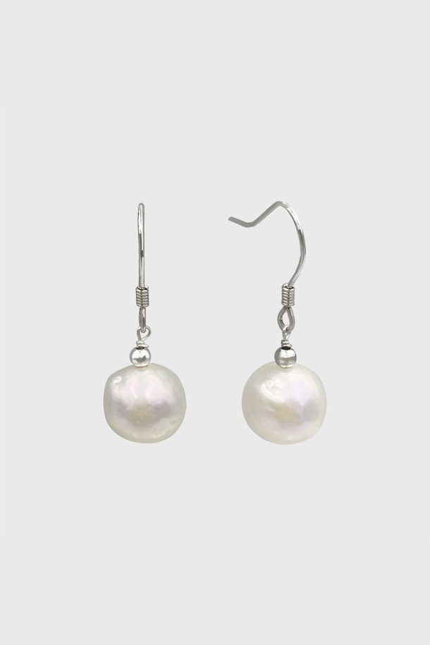 [SILVER] 퓨어 펄 후크 귀걸이 JS-25-017E는 여성스러움과 우아함을 더해줄 귀걸이입니다. 실버 소재에 화이트 담수 진주가 더해져 페미닌하고 로맨틱한 분위기를 연출합니다. 데일리룩, 일상복, 모임룩 등 다양한 TPO에 활용하기 좋으며, 심플한 디자인으로 어떤 스타일에도 잘 어울립니다. 후크형으로 착용이 간편하며, 클래식, 미니멀, 로맨틱 스타일을 즐겨 입는 분들께 추천합니다.
