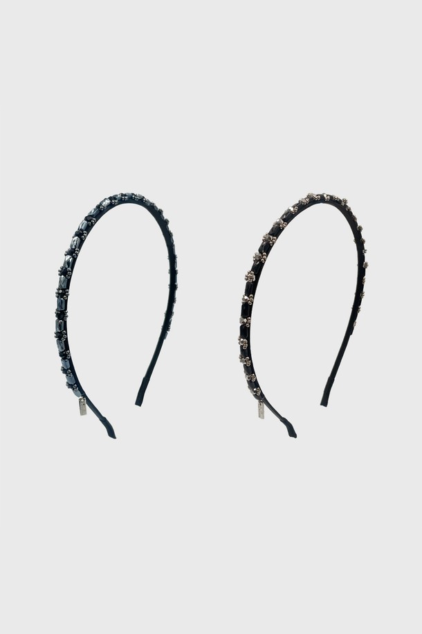 르브론 비즈 헤어밴드 LFHB0776은 우아하고 엘레강스한 스타일을 연출하는 여성용 헤어 액세서리입니다. 얇은 두께의 블랙 플라스틱 소재로 제작되었으며, 비즈와 크리스탈 장식이 더해져 화려함을 더했습니다. 무지 디자인에 비즈 장식이 움직여 은은한 포인트를 주며, 모임룩이나 파티룩에 잘 어울립니다. 클래식, 미니멀, 로맨틱 스타일을 즐겨 입는 분들께 추천합니다.
