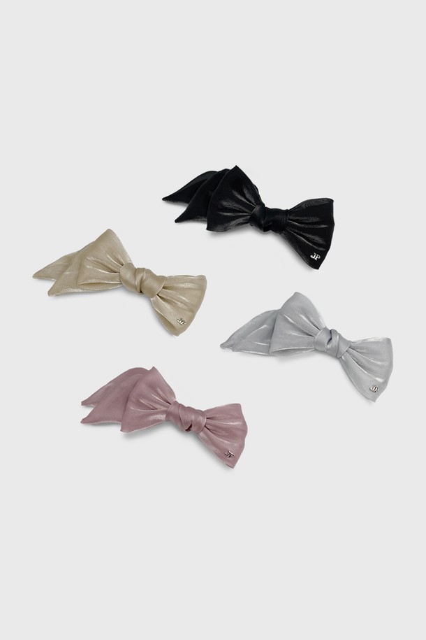 여성스러움을 더하는 글로잉 언발 리본핀 JP-25-013AB는 은은한 반짝임과 부드러운 분위기를 선사합니다. 파스텔 컬러와 언발란스 디자인이 돋보이며, 오간자 소재의 리본과 글로잉 장식이 특징입니다. 데일리룩에 포인트를 더하고, 봄에 어울리는 페미닌 스타일을 완성해보세요.
